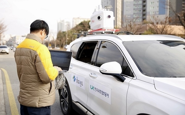 한국국토정보공사 직원이 스마트시티 현장을 관측하고 있다. 사진제공= 한국국토정보공사