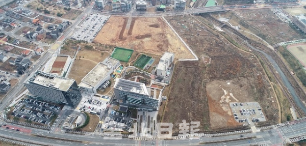 다음 달 4일 국민연금공단 제2사옥의 기공식을 앞두고 제3금융중심지 지정과 금융타운 조성에 대한 적극적 지원이 요구되고 있다. 21일 전북혁신도시 국민연금공단 주변으로 공단 제2사옥이 들어설 부지(사진 상단 중앙)와 전북금융센터(사진 오른쪽 하단) 등 제3금융중심지의 중추 역활을 하게 될 부지들이 보이고 있다. 박형민 기자