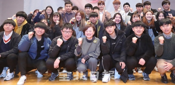 21일 진선미 여성가족부 장관이 우석대학교에서 '다양성을 존중하는 성평등 포용사회'를 주제로 강연을 마친 뒤 학생들과 기념촬영을 하고 있다. 조현욱 기자