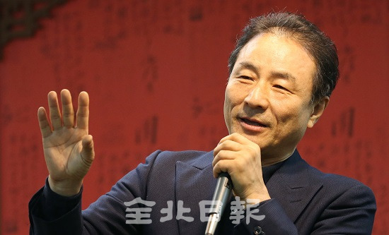 전북일보 리더스아카데미 제6기 첫 강의가 열린 21일 전북일보사 공자아카데미 화하관에서 김명곤 전 장관이 '창조적 감성과 문화의 힘'을 주제로 강의를 하고 있다. 조현욱 기자