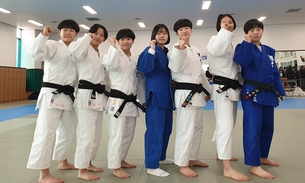 여자 중등부 출전 영선중 선수들