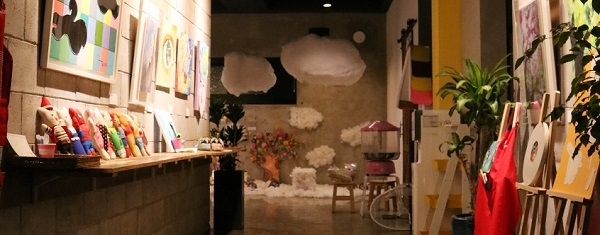 오감로니 갤러리에서 열린 어른·아이 작가의 콜라보 전시 모습