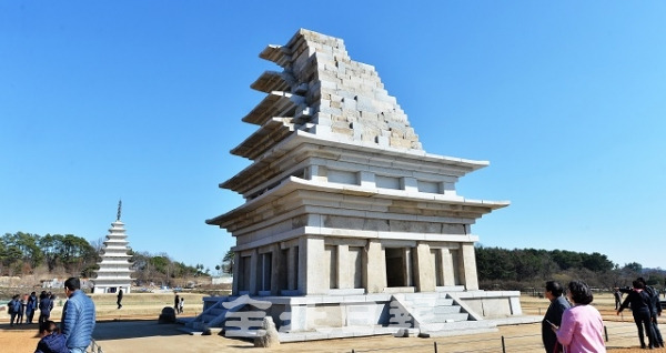 익산 미륵사지 석탑(국보 제11호)이 18년간의 보수정비를 마치고 일반 공개된 가운데 24일 미륵사진를 찾은 관람객들이 석탑을 관람하고 있다. 박형민 기자