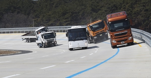 전북 상용차 자율주행 전초기지 새만금 주행시험장. 시험가동-동력계통 및 연비를 평가하는 고속주회로. 사진 제공= 전북도