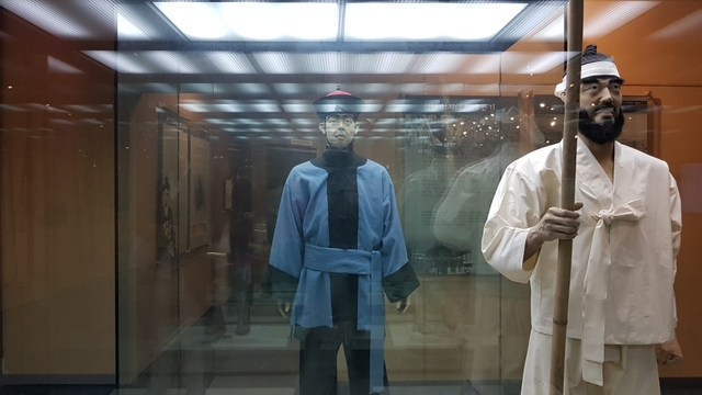 ▲ 청군복(뒤) 농민군복(앞)