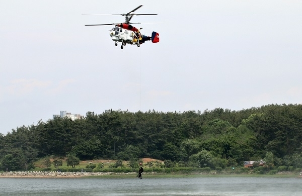 수상사고 대비 대국민 체험행사에서 헬기로 인명구조 장면을 시연하고 있다. 사진은 지난해 행사 모습.