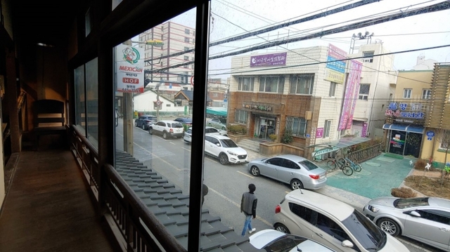 2층에서 바라본 월명동 거리