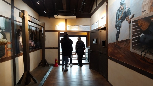 전시되어 있는 각종 고문 기구