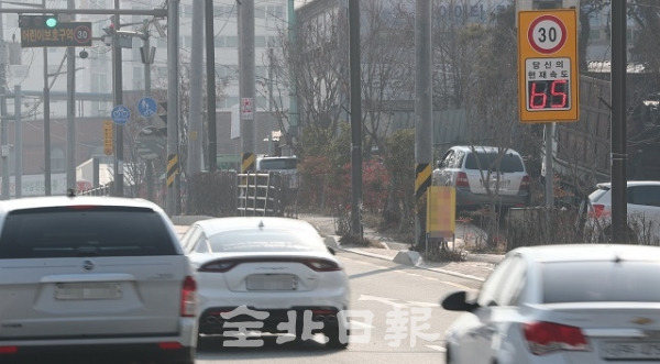 26일 전주 모 초등학교 앞 30km 이내로 제한된 어린이 보호구역에서 차들이 도로교통법을 어기고 과속을 하고 있다. 조현욱 기자