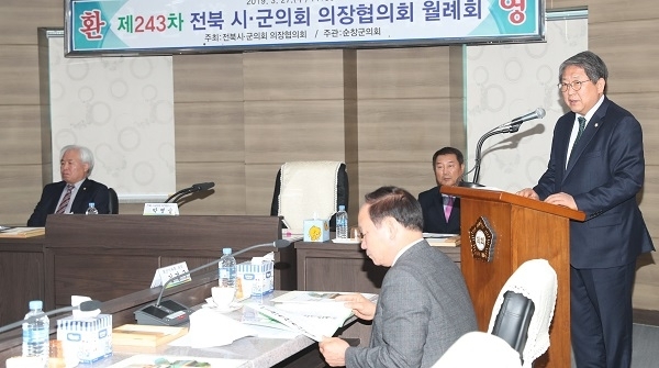 박병술 전북시군의회의장협의회장이 27일 열린 제243차 월례회의에서 대한민국 축구종합센터의 장수군 유치를 지지하는 발언을 하고 있다. 사진 제공= 전주시의회