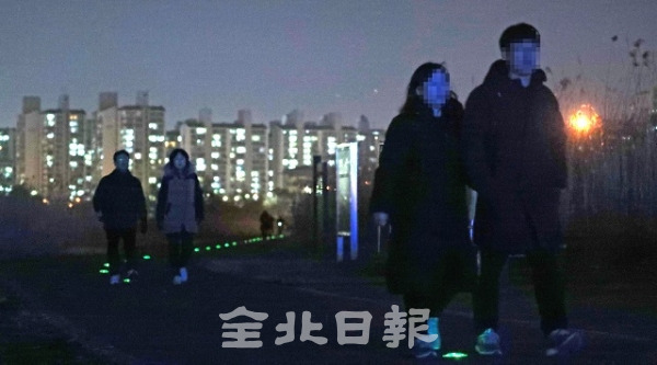 27일 전주 삼천 천변 산책로에 가로등이 없어 산책을 나온 시민들이 불편을 겪고 있다. 조현욱 기자