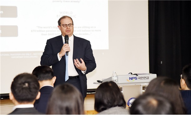 3.27(수) 오전 국민연금공단 기금관에서 블랙록자산운용 마크 와이즈먼 부회장이 ‘Best Practice for Pension Funds’를 주제로 발표를 진행하고 있다. / 사진 제공 = 국민연금공단