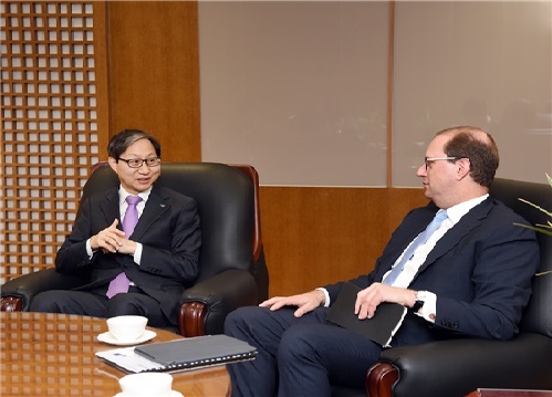 3.27(수) 오전 국민연금공단 김성주 이사장(왼쪽)과 블랙록자산운용 마크 와이즈먼 부회장(오른쪽)이 공단 이사장 집무실에서 환담을 나누고 있다. / 사진 제공 = 국민연금공단