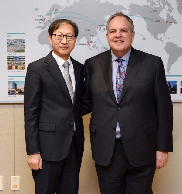 26일 김성주 국민연금공단 이사장과 SSBT 로날드 홀리 신임 회장이 비공식 만남을 가졌다. / 사진 제공 = 국민연금공단