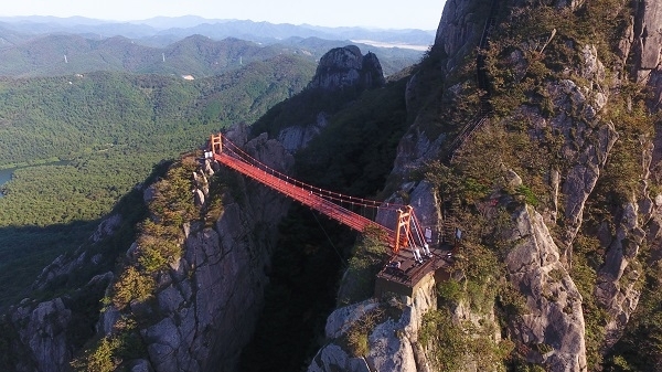 월출산 명물로 불리는 구름다리.