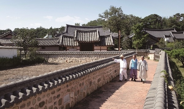 고풍스러운 느낌을 주는 구림마을 황토 돌담길