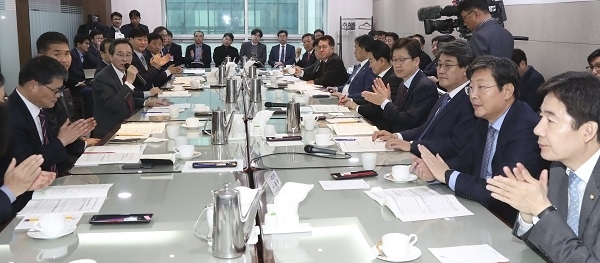 28일 서울 국회에서 열린 전라북도와 국회의원 예산정책협의회에 송하진 도지사를 비롯한 전북 국회의원들이 내년도 예산 및 도정현안과 관련하여 협의회를 갖고 있다. 사진제공 = 전북도