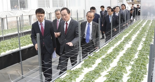 28일 전북대도약을 위한 시군 방문 세 번째로 김제시를 찾은 송하진 도지사가 박준배 김제시장과 함께 무병묘 씨감자 생산 첨단농업 종자사업소를 방문해 시설 관계자를 비롯한 지역주민들의 다양한 의견을 청취했다. 사진제공 = 전북도