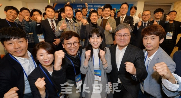 제1회 전북청년창업사관학교 멤버십데이 행사가 열린 28일 이상직 중소기업진흥공단 이사장과 전북지역 첫 졸업예정자들이 성공을 다짐하며 화이팅을 외치고 있다. 박형민 기자