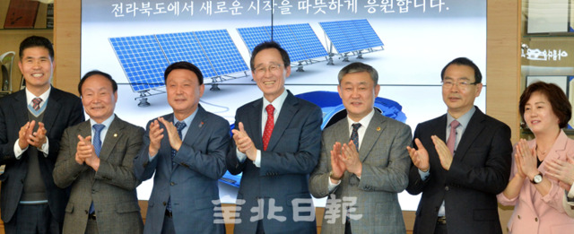 29일 전북도청 접견실에서 송하진 도지사와 송성환 도의장, 강임준 군산시장 등 참석자들이 한국GM 군산공장 인수협약을 환영하며 박수치고 있다. 박형민 기자