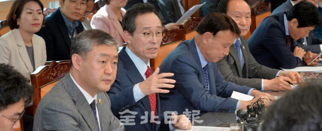 29일 전북도청 접견실에서 송하진 도지사가 한국GM 군산공장 매각과 관련한 기자회견을 하고 있다. 박형민 기자