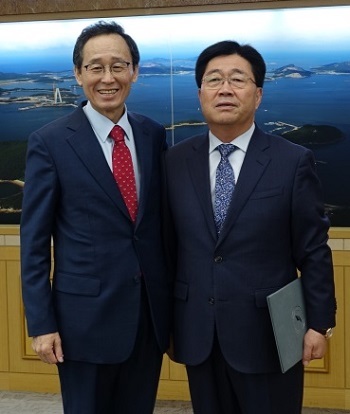 김천환 사장(오른쪽)이 송하진 도지사에게 임명장을 받은 뒤 기념촬영을 하고 있다.