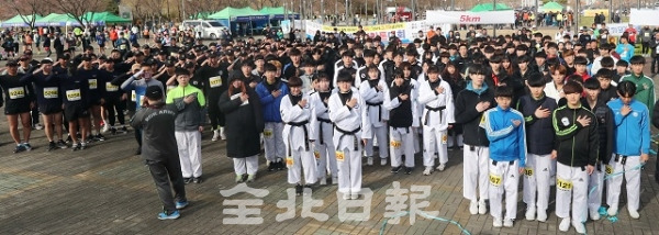 2019 전북일보 전주전국마라톤대회 개막식이 열린 지난 31일 전주월드컵경기장 광장에서 참가 선수들이 국민의례를 하고 있다. 조현욱 기자