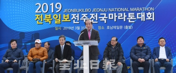 2019 전북일보 전주전국마라톤대회 개회식이 열린 지난 31일 전주월드컵경기장 광장에서 윤석정 전북일보 사장이 인사말을 하고 있다. 박형민 기자