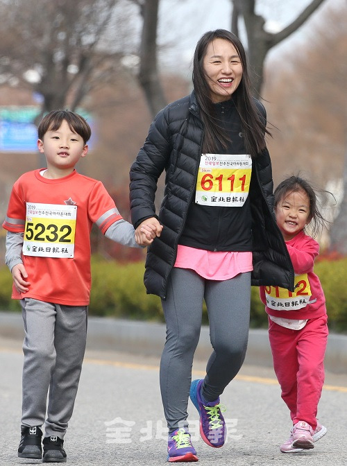 2019 전북일보 전주전국마라톤대회에 참가한 가족 선수들이 즐거운 레이스를 펼치고 있다.