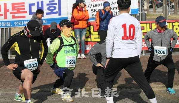 2019 전북일보 전주전국마라톤대회에 참가한 선수들이 출발 전 스트레칭을 하고 있다.