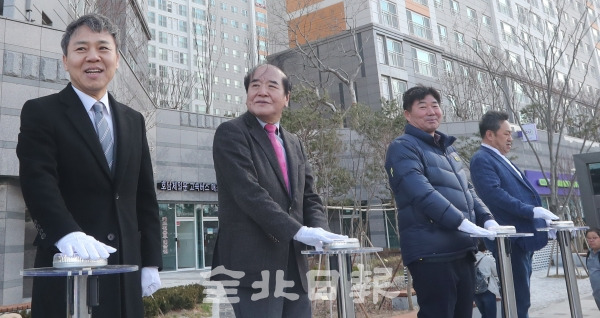 2019 전북일보 전주전국마라톤대회에서 내빈들이 출발을 알리는 버튼을 누르고 있다. (왼쪽부터 김승수 전주시장, 윤석정 전북일보 사장, 최형원 전북도체육회 사무처장, 백성일 전북일보 부사장)