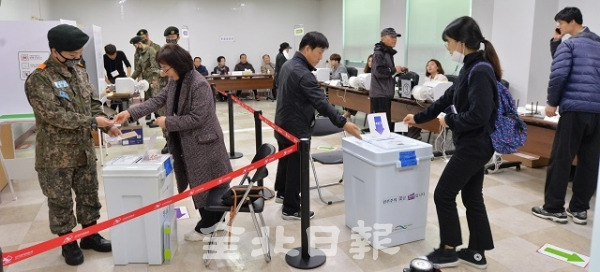 4ㆍ3 재보궐선거 사전투표가 실시된 지난 29일 전주 서신동주민센터에서 유권자들이 소중한 한표를 행사하고 있다. 박형민 기자
