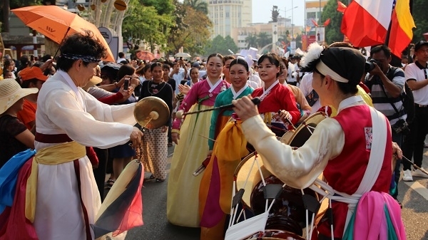 지난달 베트남에서 열린 제7회 커피 축제에서 펼친 전주대사습놀이보존회 퍼레이드 모습.