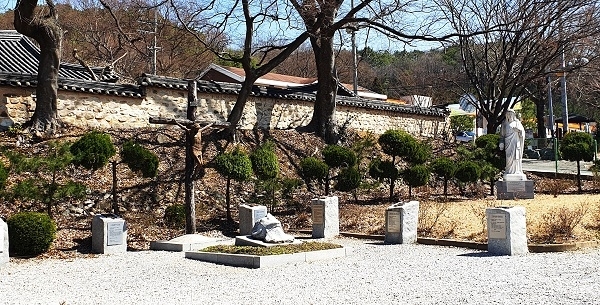 백지사터. 1868년에 일어난 천주교 박해 때, 신도들의 얼굴에 물을 뿌리고 백지를 겹겹이 덮어 질식시켜 죽이는 백지사(白紙死)형이 집행된 순교의 현장을 추념하기 위해 조성한 공간이다.