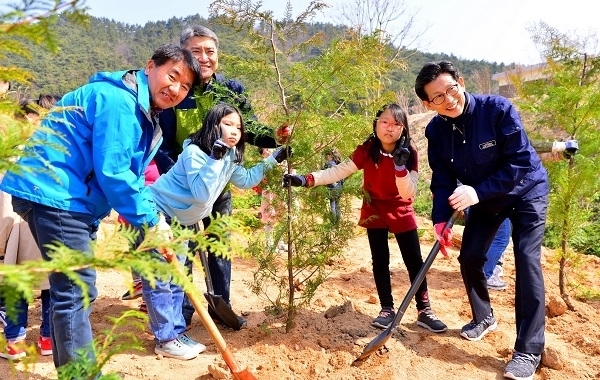 녹지공간이 없는 고창 해리초교는 올해 고창군산림조합이 공모한 ‘명상숲’ 가꾸기를 신청해 지난 3월 29일 처음으로 재학생들이 나무 심기를 했다.