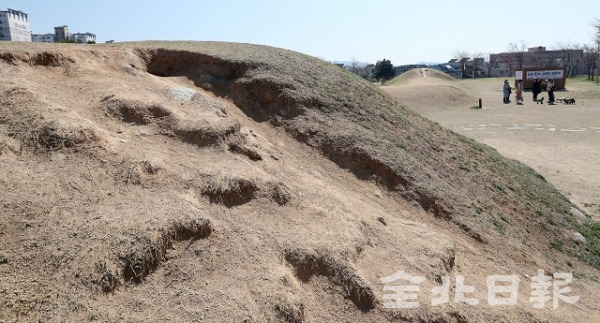 별다른 관리 없이 방치되어 곳곳에 훼손 흔적이 있는 전주 마전고분. 조현욱 기자