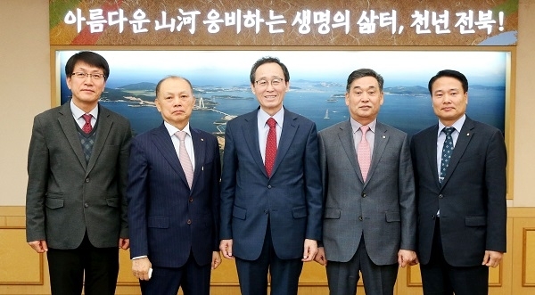 2일 전북도청 접견실에서 송하진 지사와 김기홍 JB금융지주 신임회장, 임용택 전북은행장과 함께  전북 금융중심지 지정, 전북 금융타운 조성 등 금융도시 육성을 위한 jb금융지주  협조요청에 대하여 간담을 나눈 뒤 기념촬영을 하고 있다. 사진제공 = 전북도