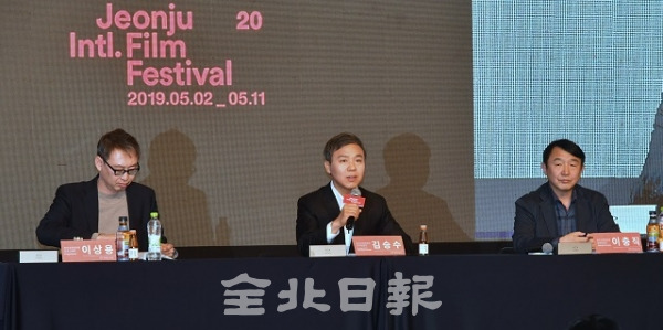 제20회 전주국제영화제 상영작 발표 기자회견이 열린 3일 전주르윈호텔에서 조직위원장인 김승수 전주시장이 질의응답을 하고 있다. 박형민 기자