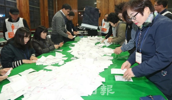 4.3 보궐선거가 실시된 3일 전주 풍남초등학교에 마련된 개표소에서 선관위 관계자들이 개표를 하고 있다. 조현욱 기자