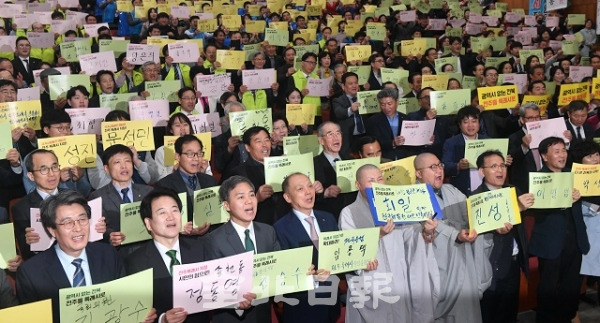 전주특례시 지정을 위한 범시민 서명운동 출정식이 4일 전북대학교 삼성문화회관에서 열린 가운데 김승수 전주시장과 정동영 민주평화당 당대표, 안호영 더불어민주당 전북도당 도당위원장, 김광수 국회의원을 비롯한 도ㆍ시의원, 김동원 전북대 총장, 임용택 전북은행장을 비롯한 종교계 인사 등 각계각층 인사들이 전주특례시 지정을 촉구하는 구호를 외치고 있다. 박형민 기자