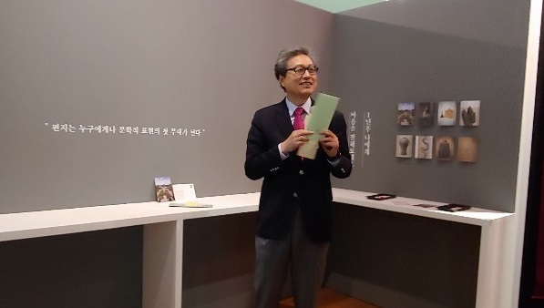 4일 ’선비, 글을 넘어 마음을 전하다’ 특별전이 열리는 국립전주박물관 시민갤러리에서 천진기 관장이 전시 프로그램을 소개하고 있다.