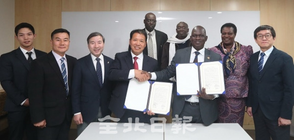4일 전주 로니관광호텔에서 양기해 세기종합환경 대표이사와 패트릭 오카베 우간다 태소 국회의원회 의장이 상호 업무 협약을 맺고 있다. 조현욱 기자