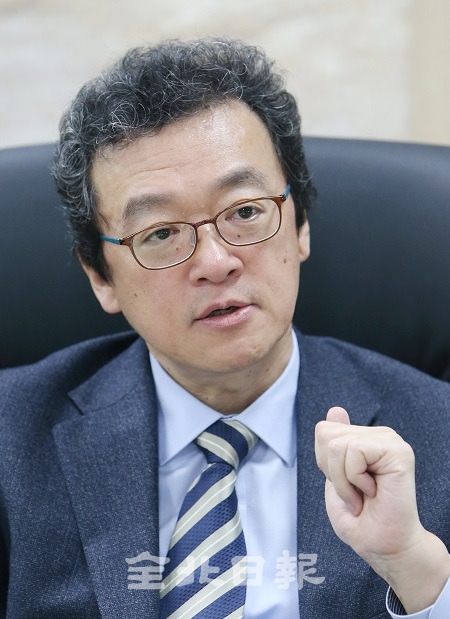 김수영 출판문화산업진흥원장이 전북일보와의 인터뷰에서 전북혁신도시 발전 방안에 대해 말하고 있다. 조현욱 기자