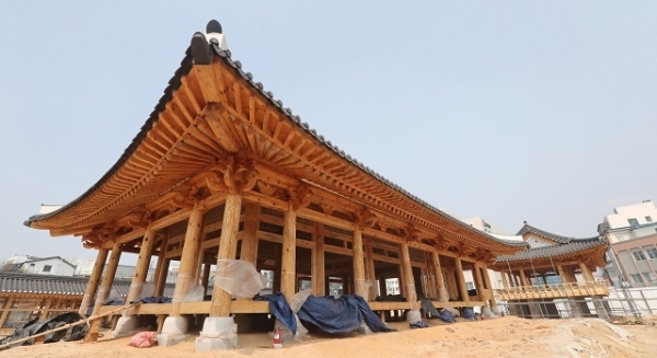 5일 전라감영 복원공사가 공정률 70%를 보이며 순항 중인 가운데 선화당과 관풍각 등 윤곽이 드러나고 있다. 조현욱 기자
