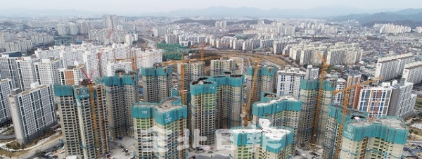 전주 효천지구와 에코시티, 만성지구 등 대규모 신규 아파트 단지가 들어서면서 도내 아파트 매매가가 하락세를 보이고 있는 8일 신규 아파트 단지가 조성 중인 전주 효천지구 뒤로 아파트 단지들이 도심 곳곳에 채우고 있다. 박형민 기자