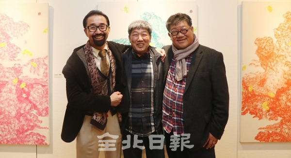 '세 친구 목련꽃 그늘아래서' 전시회가 한국전통문화전당 특별전시실에서 열리고 있는 가운데 (왼쪽부터) 박인현 동양화가, 김종대 서예가, 안봉주 사진작가가 어깨동무를 하며 기념사진을 찍고 있다. 조현욱 기자