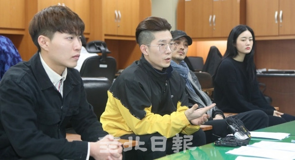 전북문화관광재단 소속 새만금 상설공연단이 9일 전북경찰청에서 기자회견을 열고 오디션을 보지 않고 계약을 체결하는 등 채용 절차를 주먹구구식으로 운영했다고 주장하고 있다. 조현욱 기자