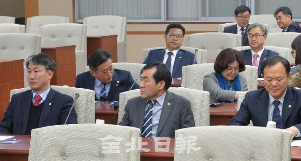 송성환 도의장의 거취 문제로 민주당 의원총회가 열린 9일 도의회 의원총회의실에서 회의에 참석한 도의원들이 무거운 표정으로 회의를 기다리고 있다. 박형민 기자