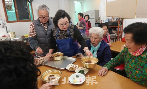 10일 전주시 선미촌에 위치한 '남북로이마트'의 이재성(66)·임영숙(59·여) 부부와 동네 주민들이 불우한 이웃들을 대상으로 무료 급식을 제공하고 있다. 조현욱 기자