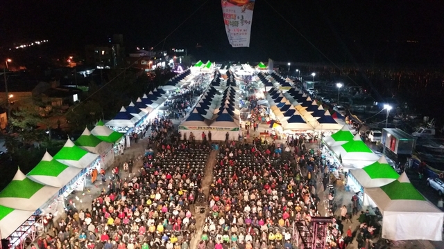 지난해 열린 미더덕&불꽃낙화축제장 모습